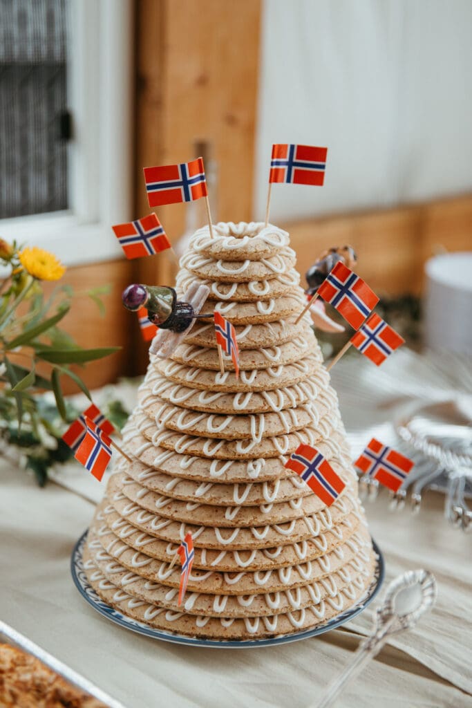 A Norwegian cake with Norwegian flags and skiing figurines